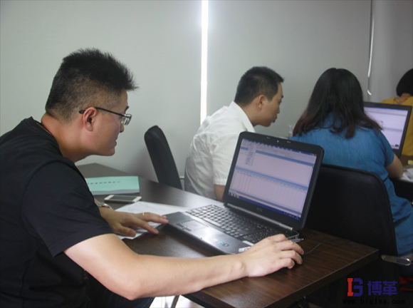 六西格瑪綠帶課程認真聽課的學員 六西格瑪綠帶課程認真聽課的學員